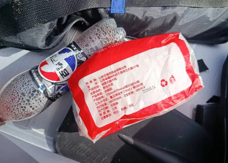 民眾發現橡皮艇上中國製品。翻攝畫面