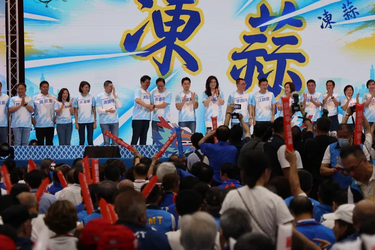 國民黨主席鄭麗文在全代會上與縣市長參選人合體造勢。李俊毅攝