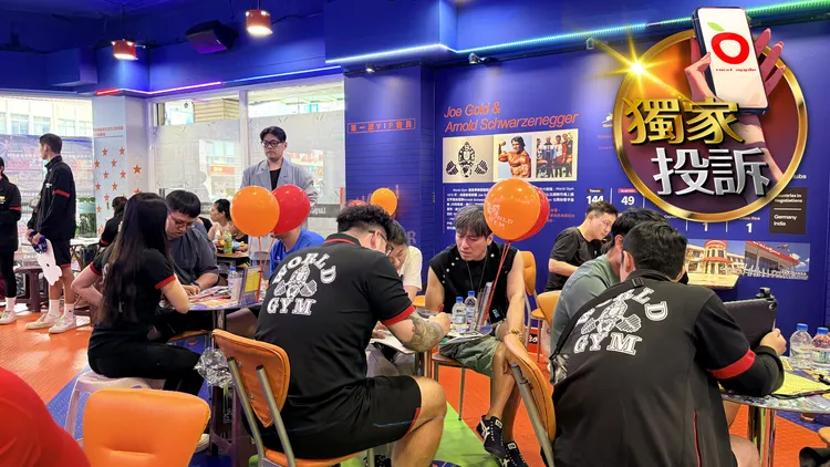 民眾投訴當時招攬會員時說好八月中開幕，等了三個月卻跳票。讀者提供
