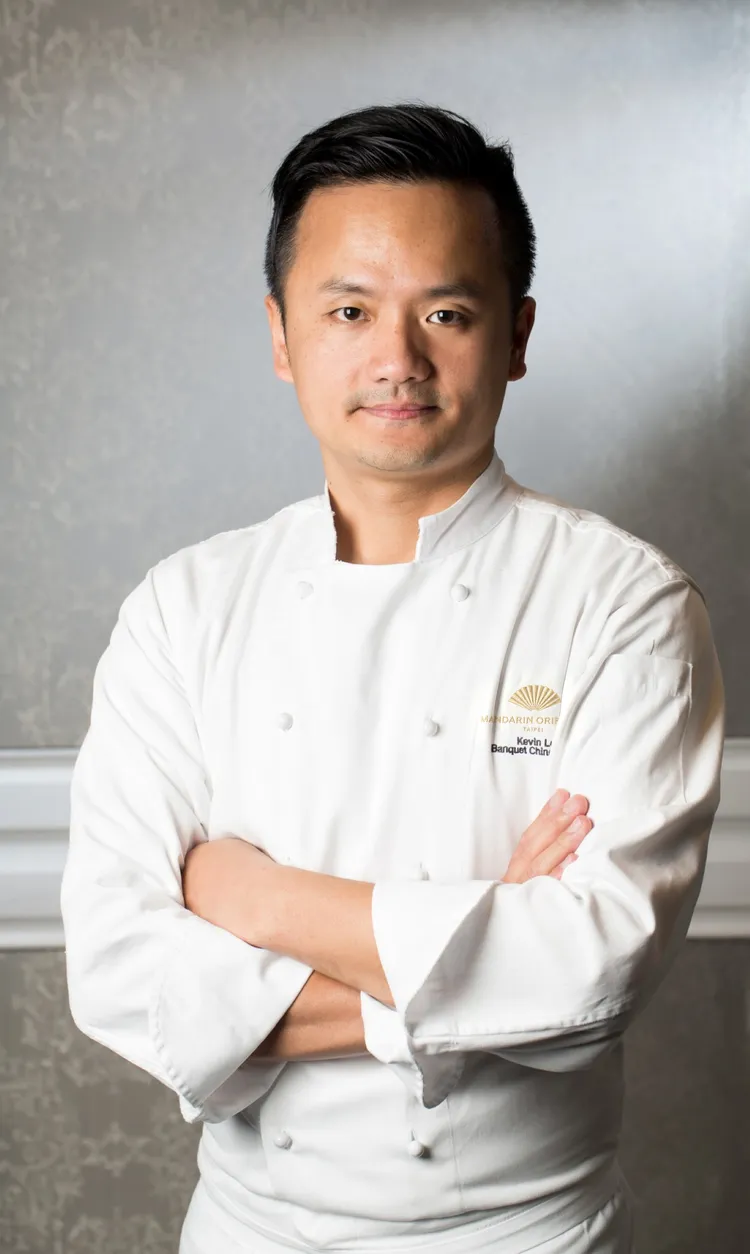 擁有逾27年精湛廚藝的宴會廳中餐主廚李政上，善用上乘食材，融合細膩巧思與純熟手藝，匠心烹製賓主盡歡的完美饗宴。台北文華東方酒店提供