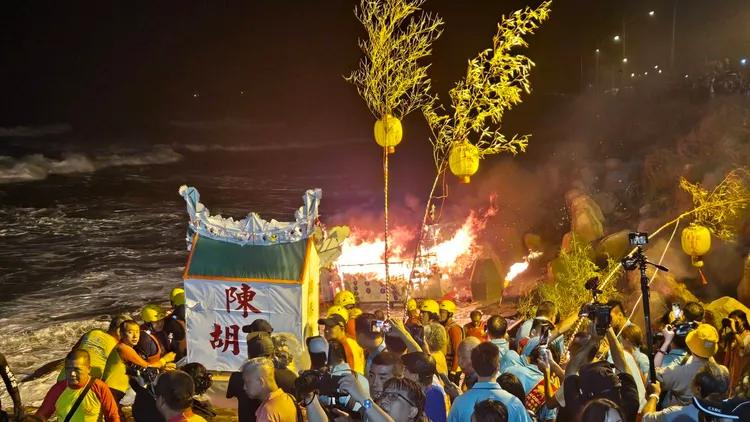 今年海象不佳，導致多各水燈頭被巨浪擊沉。葉先鵬攝