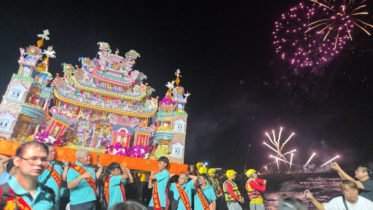 鷄籠中元祭遇颱風攪局!不畏3米高巨浪 鄉親「水燈照放」