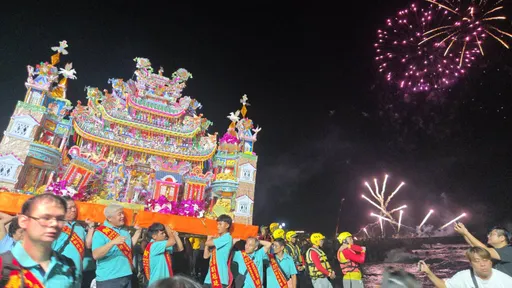 鷄籠中元祭遇颱風攪局！不畏3米高巨浪　鄉親「水燈照放」