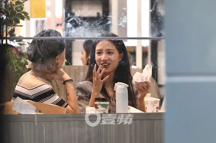 林采緹（右）和姊姊到國立臺灣科學教育館看展，再到摩斯漢堡用餐。特勤中心攝