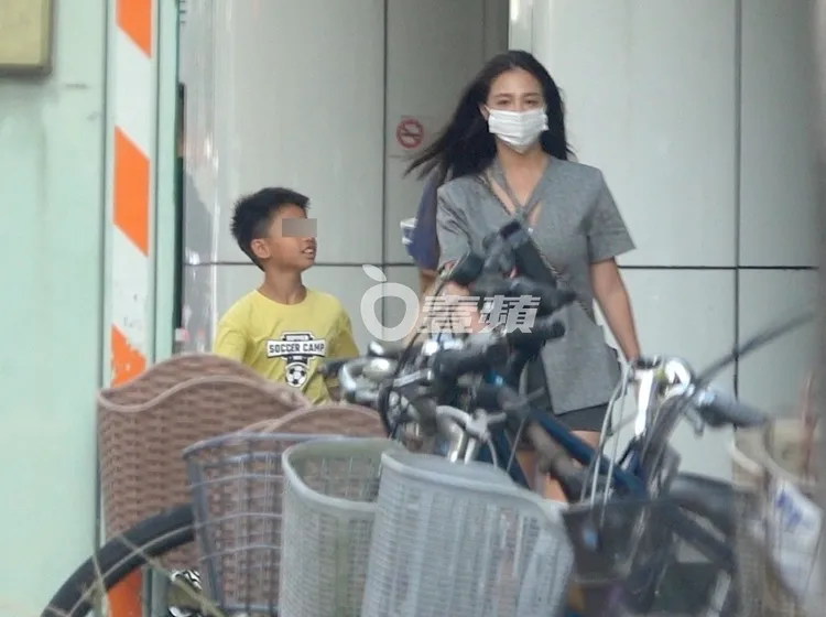 與姊姊道別後，林采緹（右）坐著男友的車到羅斯福路附近接兒子。特勤中心攝