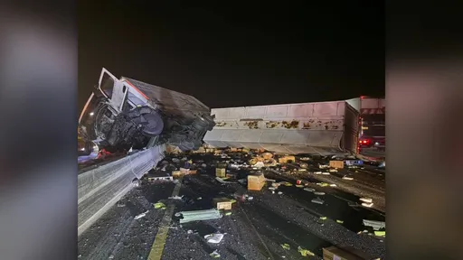 國3麵粉聯結車自撞內側護欄　側翻橫跨雙向車道波及8車
