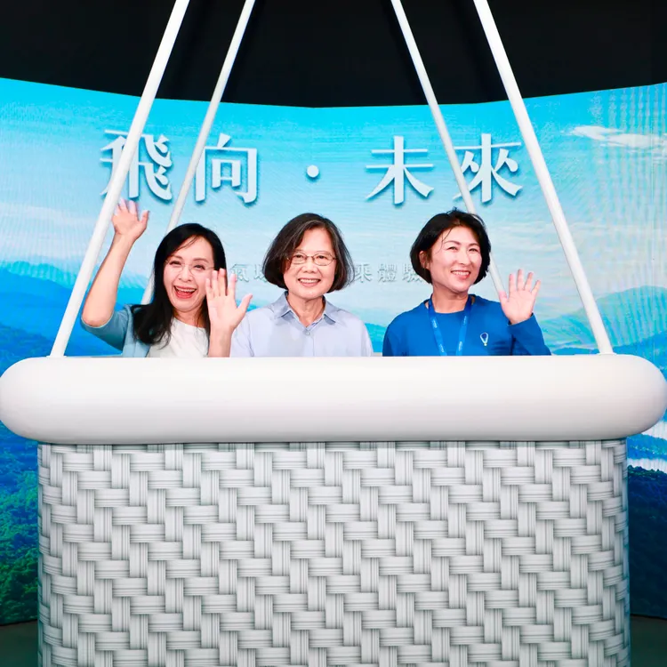 蔡英文和饒慶鈴、陳瑩一起逛台東博覽會。翻攝《@tsai_ingwen》Threads