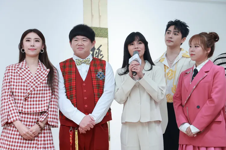 身高171公分的林育羣（左二）昨透露，自己激瘦15公斤，主要是健檢滿江紅，驚覺健康亮紅燈。攝影中心攝