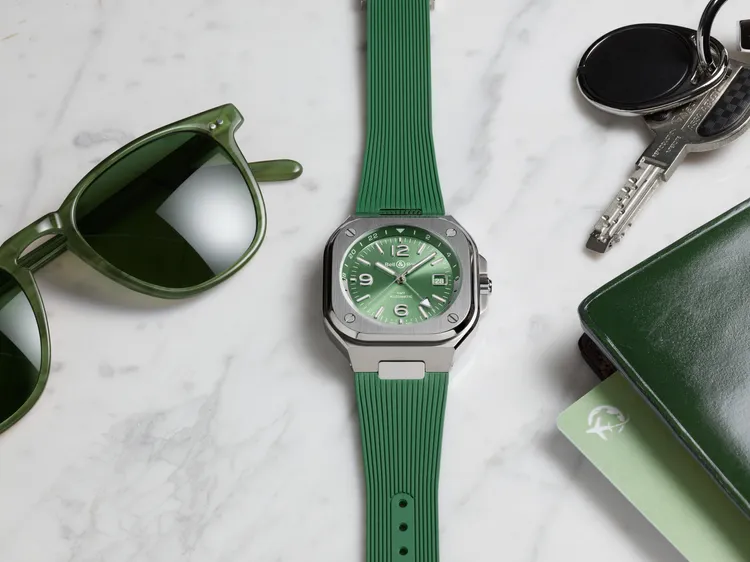 Bell & Ross BR-05 GMT Green Steel，41mm，不鏽鋼（緞面打磨及拋光）， 鼠尾草綠太陽射線紋錶盤，綠色橡膠錶帶，BR-CAL.325-1 自動上鍊機芯，動力儲存54小時，防水深度100米，17萬元。品牌提供
