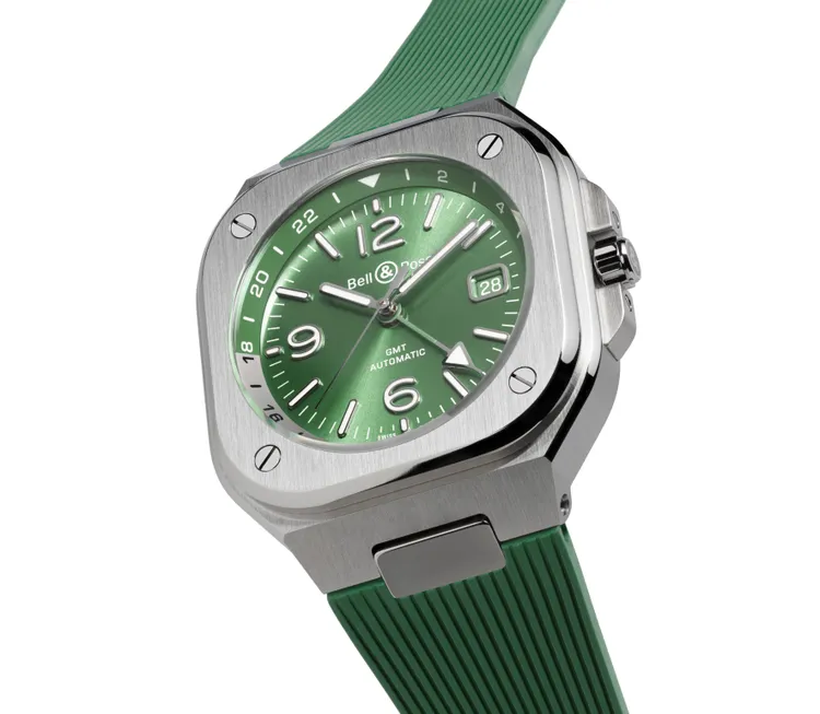 Bell & Ross BR-05 GMT Green Steel，41mm，不鏽鋼（緞面打磨及拋光）， 鼠尾草綠太陽射線紋錶盤，綠色橡膠錶帶，BR-CAL.325-1 自動上鍊機芯，動力儲存54小時，防水深度100米，17萬元。品牌提供
