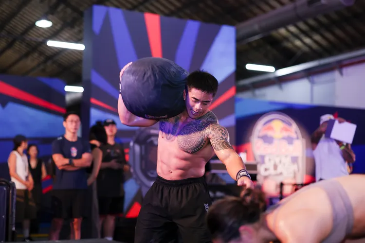 曾獲台灣混合式健身多項賽事冠軍選手朱宇森在 Red Bull Gym Clash 成功完成50公斤沙袋上搏，展現強勁爆發力。Red Bull提供