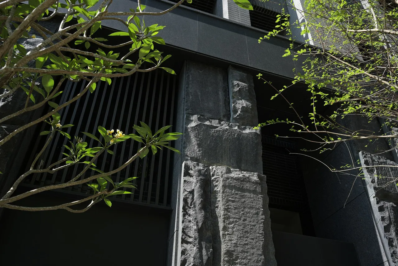 「上之城」著重打造理性奢華建築，建築外觀與公設規劃大量石材。榮欣建設提供