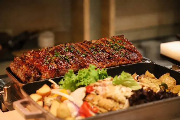 和逸飯店·台南西門館8/8推出「爸氣食光」父親節晚宴，以豐盛自助餐點，還有爸爸最愛的酒精飲料暢飲，搭配親子互動遊戲、驚喜抽獎及戶外奇趣操場暢玩，打造不同以往的家庭聚會體驗。和逸飯店·台南西門館提供