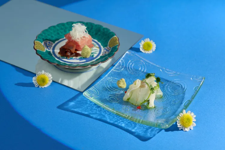 「向付」當季旬魚與頂級黑鮪魚，以極致刀工凝縮海洋的清甜與脂香。日勝生加賀屋提供