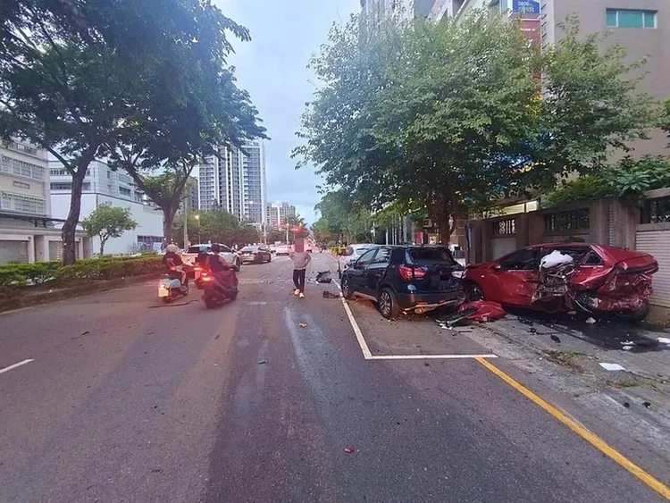 停在路邊的轎車被法拉利撞進人行道。民眾提供
