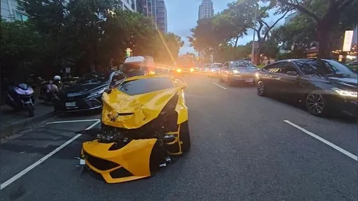 狂飆畫面曝光！台中1800萬法拉利街頭暴衝　連撞5車「賠慘了」　