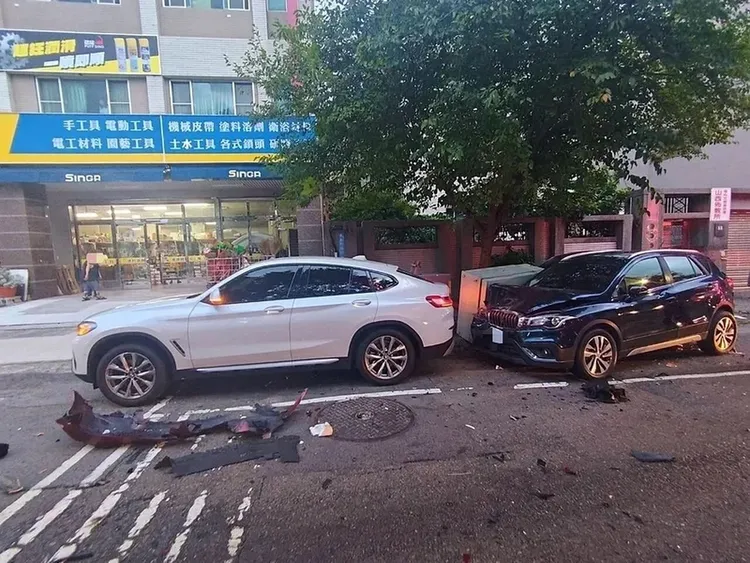 共有5輛停在路邊的汽機車遭法拉利高速撞擊。民眾提供