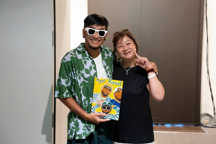 張震嶽（左）與高中老師。本色音樂提供