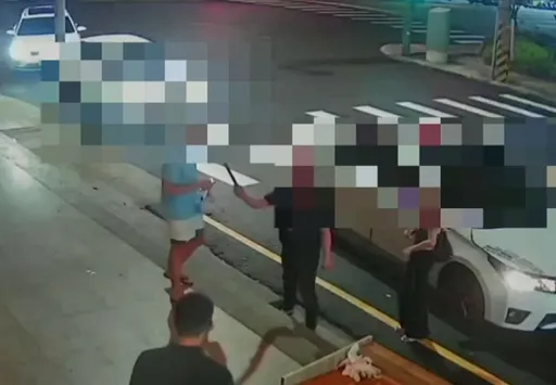 酒後續攤鬧翻抓狂砍人！4友人奪刀群毆反擊　竹警快打部隊衝現場秒壓制