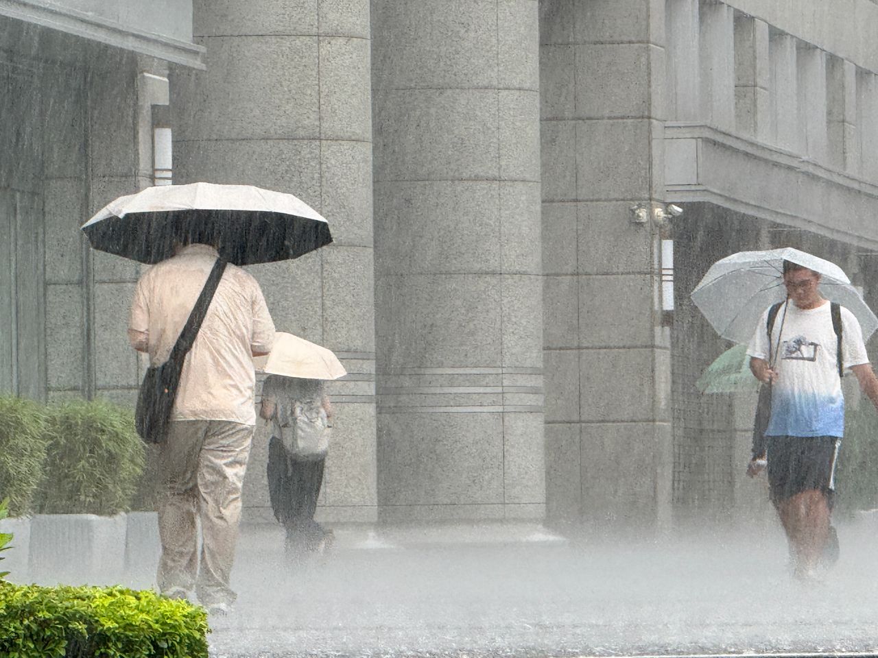 下週天氣更不穩定!雨區擴大到週末 熱帶擾動最新狀況曝