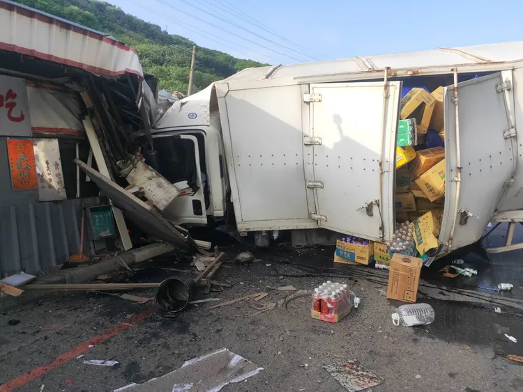 小貨車撞小吃店車頭變形，滿車飲料撒滿地。翻攝畫面