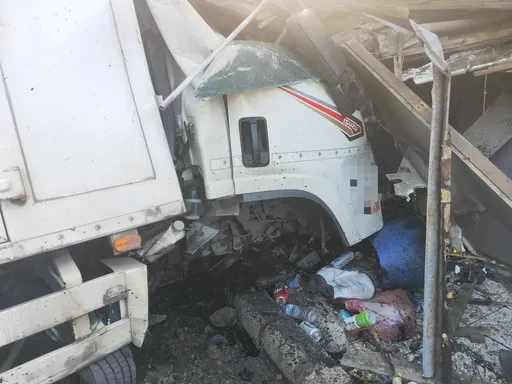 滿車飲料「撞進店裡」！林口台15線小貨車疑疲勞駕駛　幸無人傷