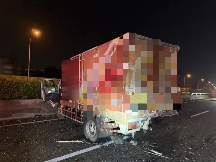 小貨車被追撞後再推撞另輛轎車，造成3車連環撞，3名駕駛均受傷送醫。民眾提供
