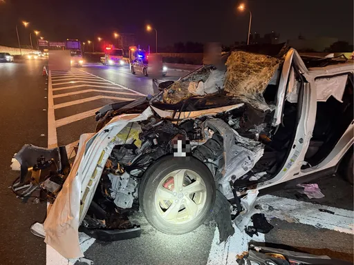 國1彰化段凌晨3車追撞釀3傷　休旅車駕駛受困車內左腿骨折