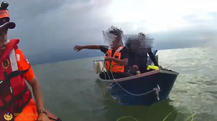 海巡救生艇以纜繩固定浮具實施拖帶，順利將人船安全帶回岸際。海巡署提供