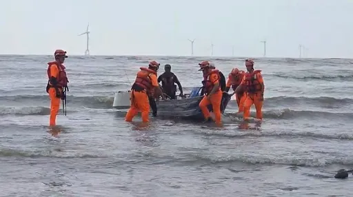 海釣船苗栗外海漂流　3釣客「人力划漿」耗盡體力！海巡成功救援
