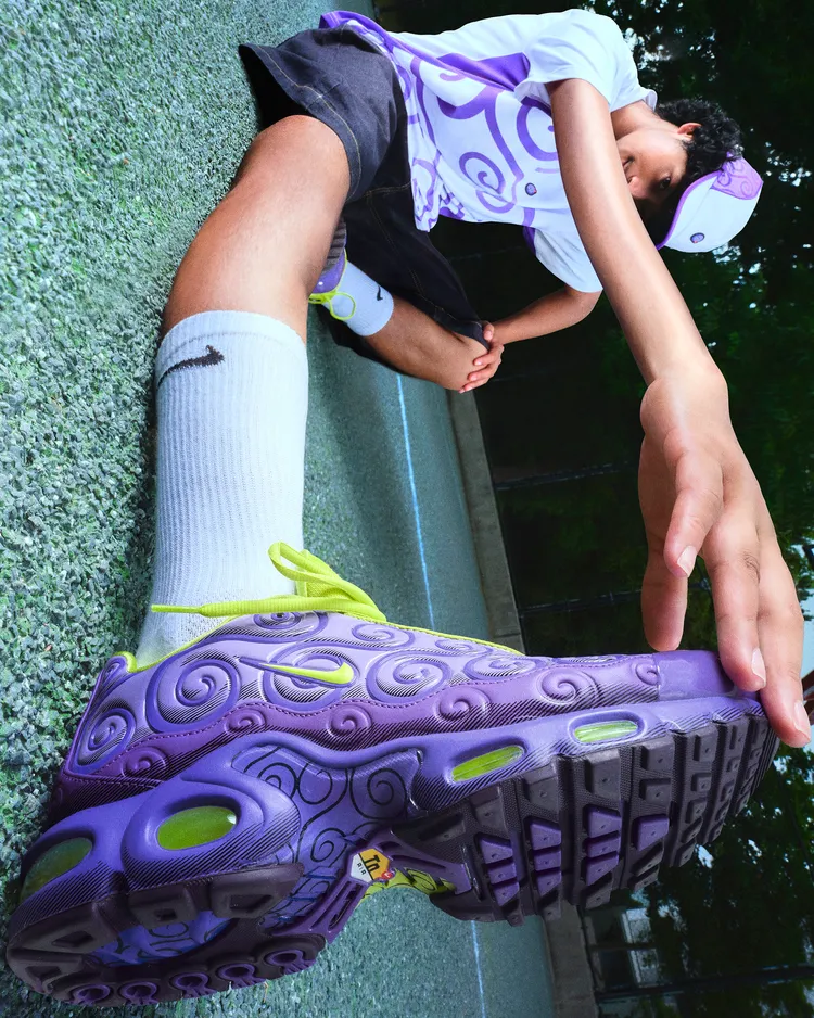紫色款Nike Air Max Plus以燒燒果實為靈感。品牌提供