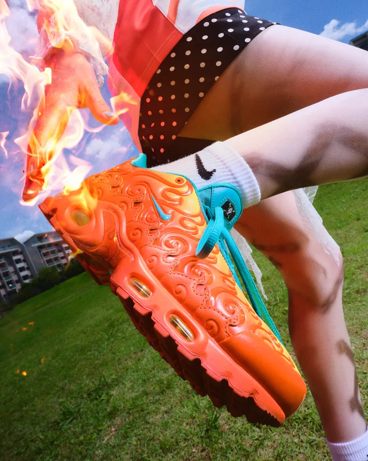 橘色款Nike Air Max Plus以橡膠果實為靈感，鞋面還有滿滿果實紋路。品牌提供