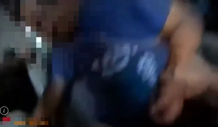 一名警員與婦人對話分散注意力，另一名翻牆繞到公寓後方包夾，順利奪刀並將醉婦制伏。翻攝畫面