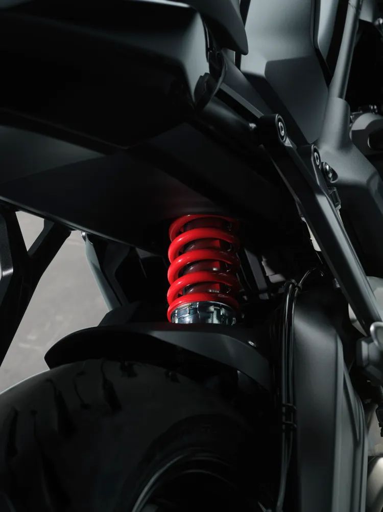 Tiger Sport 660油箱容量增加至18.6公升，搭配可單手調整風鏡與150mm前後Showa懸吊，強化長途旅行與雙載騎乘的實用性。業者提供