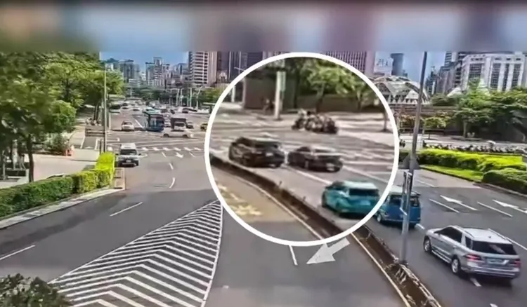 兩車因為超車及變換車道問題，產生行車糾紛，直接在市府大樓門口前斑馬線開打。翻攝畫面
