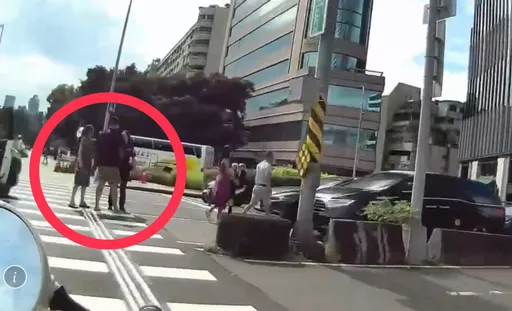 信義區行車糾紛失控！台荷2男街頭扭打　咖啡杯飛進車內砸孕妻