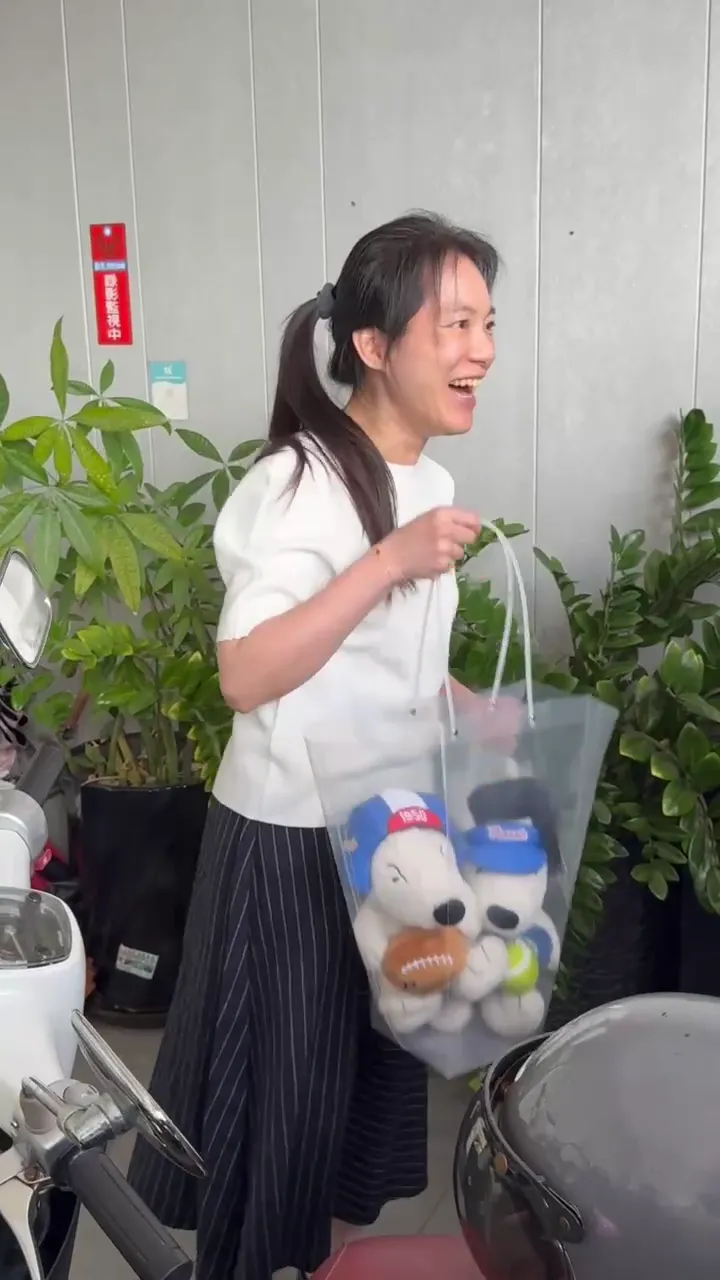 陳幸妤中午休診時開心地拎著支持者送的七夕禮物史奴比玩偶。莊曜聰攝