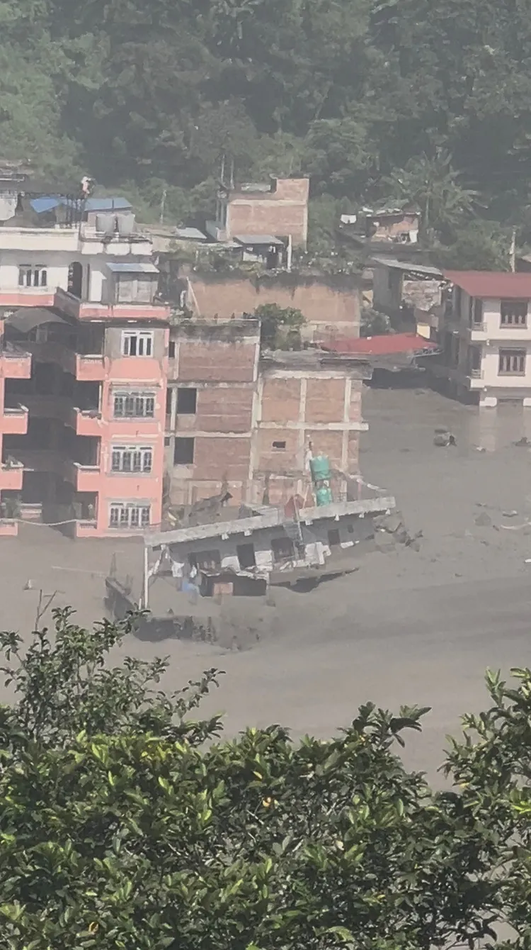 尼泊爾努瓦科特t地區遭遇山洪，河岸多棟建築部分遭洪水淹沒。路透