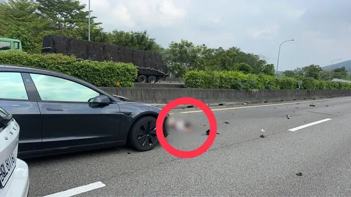國1北上三義段3車連環撞！　疑女乘客噴出車外趴地昏迷　