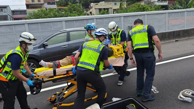 消防員緊急將傷者送醫，事件釀成2死4傷慘劇。民眾提供