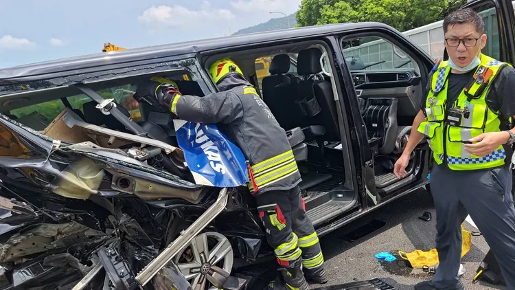 廂型車被休旅車追撞，再推撞特斯拉電動車，車體損毀嚴重。民眾提供