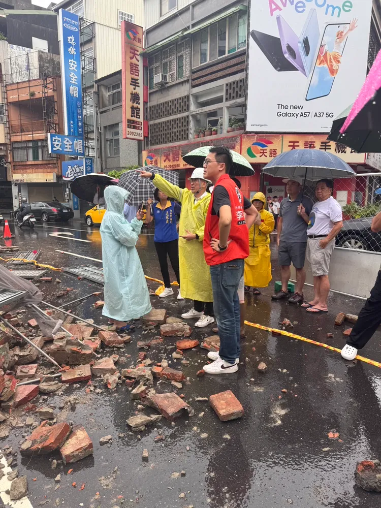 台南市議員李宗霖前往東門城崩塌現場勘查。翻攝畫面