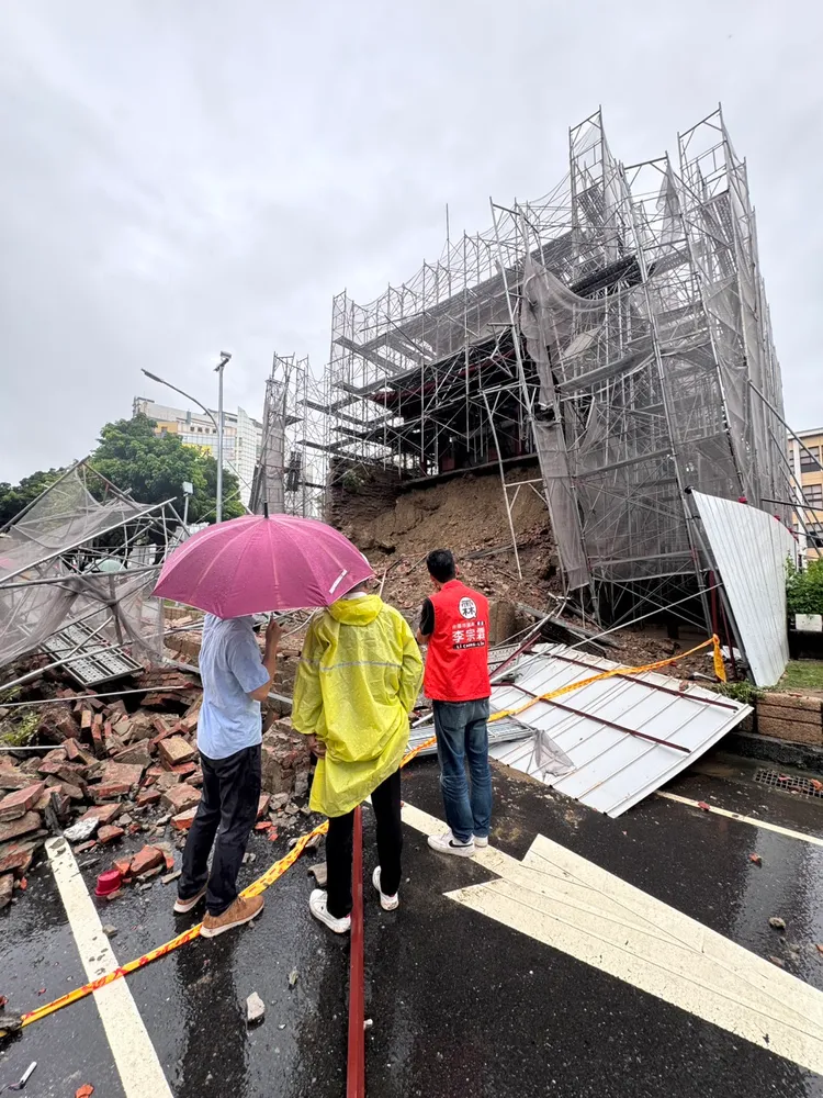 台南市議員李宗霖前往東門城崩塌現場勘查。翻攝畫面