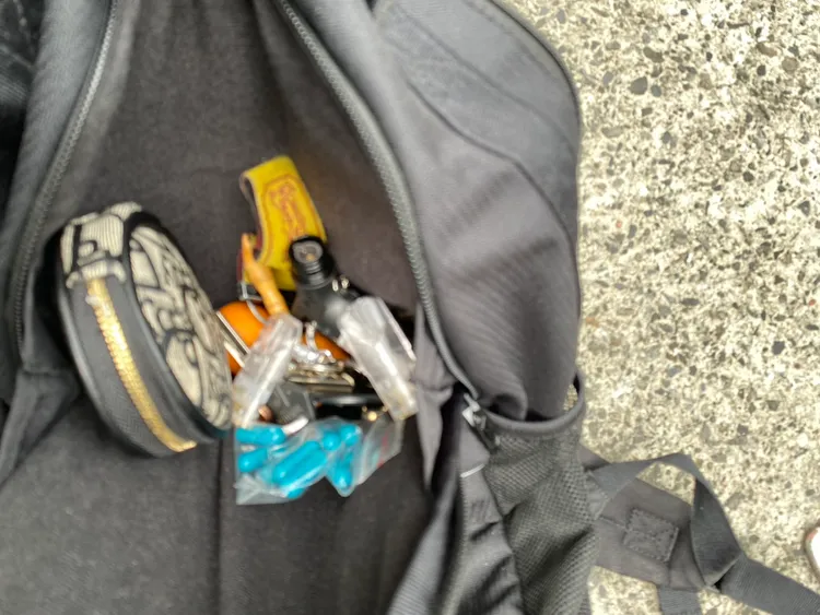 警員在陳男隨身背包內查獲喪屍煙彈。翻攝照片