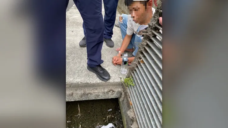 陳男將喪屍煙彈丟進水溝裡，所幸立刻被眼尖的警員抓包。翻攝照片