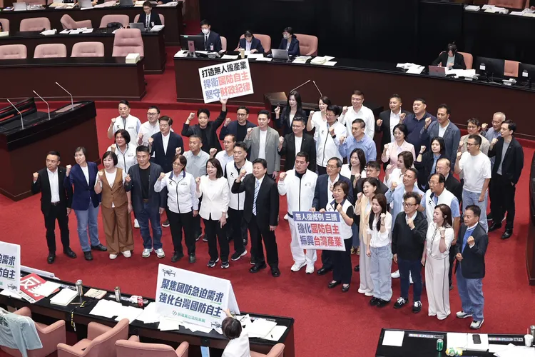 立法院今（27日）在表決無人機相關條例，最終表決結果由國民黨團版本勝出並三讀通過。彭欣偉攝