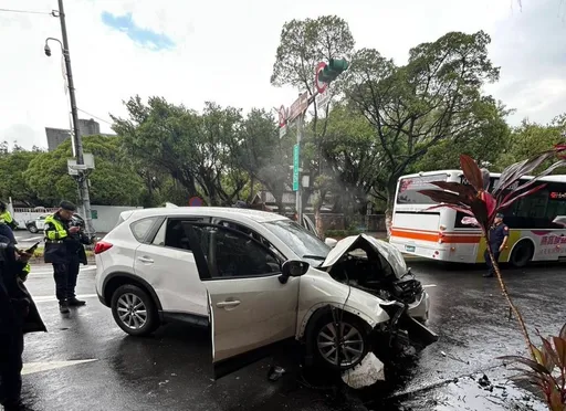 酒駕車拒檢逃逸自撞路樹　車毀人昏迷！警攔車也遭牽連受傷