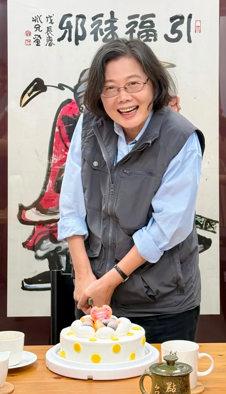 幕僚買蛋糕幫蔡英文祝賀70歲大壽。翻攝蔡英文社群