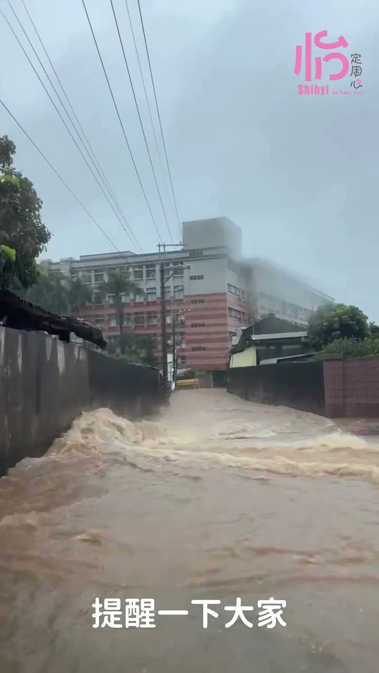 八卦山區雨水奔流至員水路巷道，有如「滾滾黃流」。翻攝張詩怡臉書