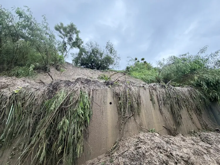 月世界景區山坡受連日豪雨土石崩落。翻攝畫面